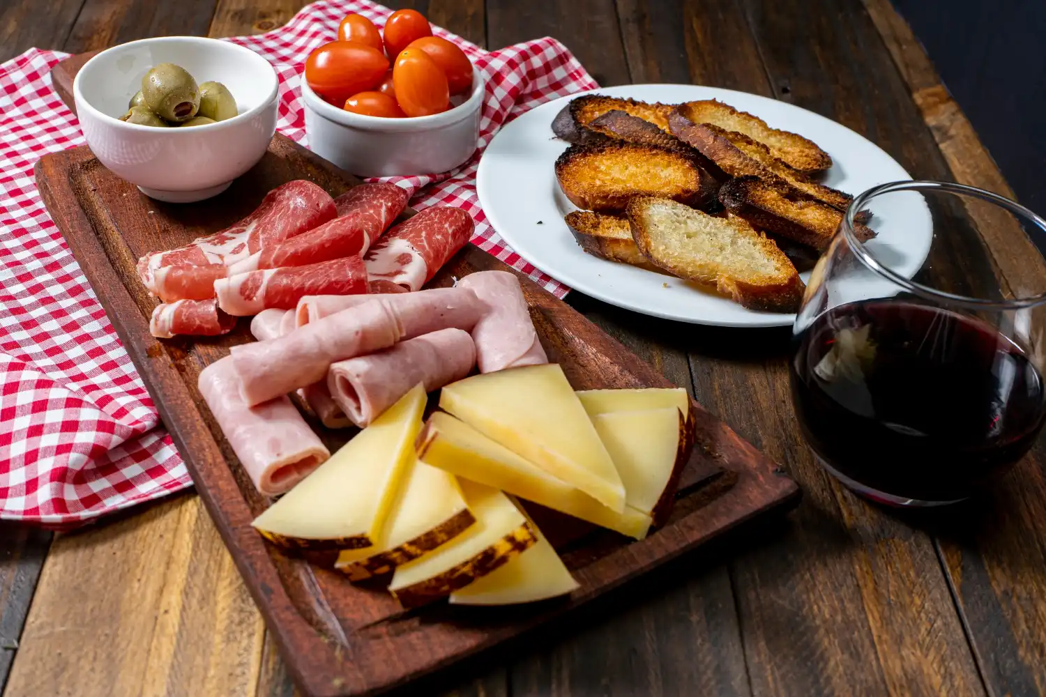 Plato de tapas españolas en bar en Madrid